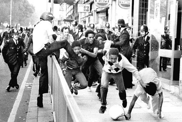 Бунты 1981 г в Брикстоне и ливерпульском районе Токстет возникли изза - фото 154