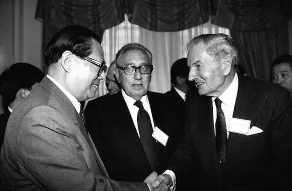 А в 1974 г советник по национальной безопасности США Г Киссинджер человек из - фото 18