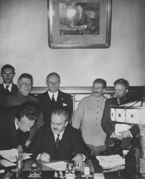 Молотов подписывает Договор о ненападении между Германией и Советским Союзом - фото 2