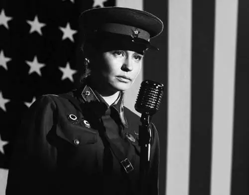 В комнате достаю фотографии Розы Вот на одной она в США перед конгрессменами - фото 24