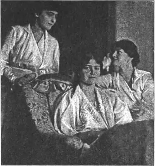 В кресле выздоравливающая Великая Княжна Мария Николаевна слева Анастасия - фото 14