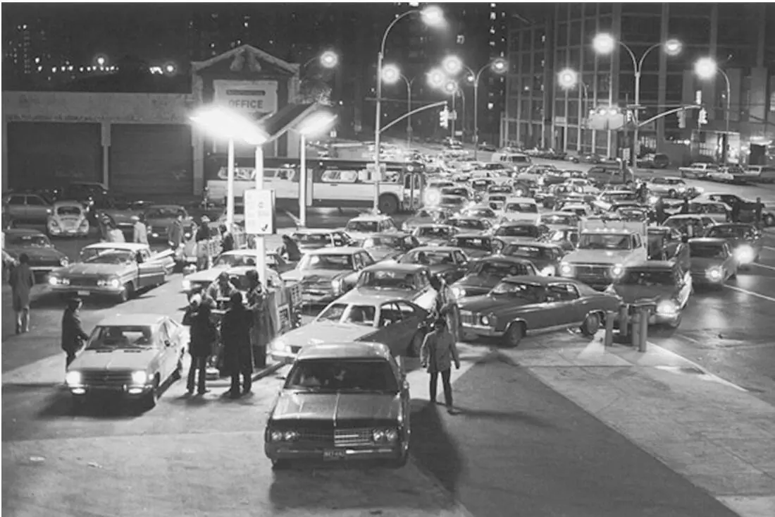 Очередь на бензоколонку в США в разгар нефтяного кризиса 1973 г Пессимизм - фото 21