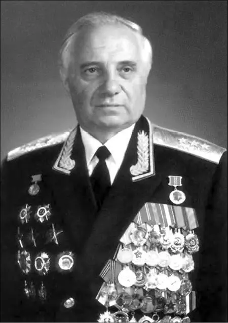 Григорий Фёдорович Григоренко Леонид Ильич Брежнев 1945 г Слева направо - фото 10