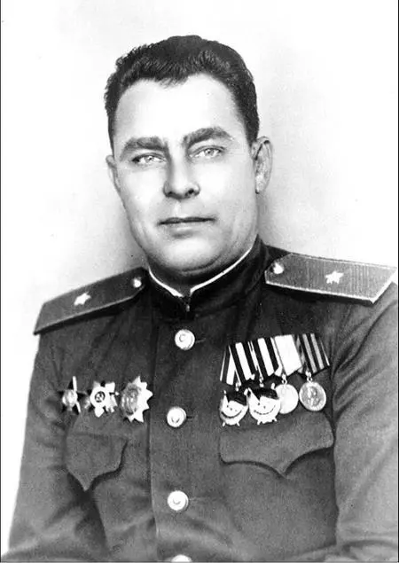 Леонид Ильич Брежнев 1945 г Слева направо КУ Черненко АА Громыко ЛИ - фото 11