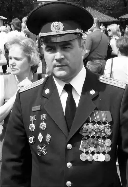 Полковник ФСБ России Вадим Николаевич Раллев Вадим Раллев слева и Сергей - фото 27