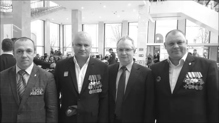 На праздновании Дня войск Национальной гвардии в Кремле справа налево Вадим - фото 29