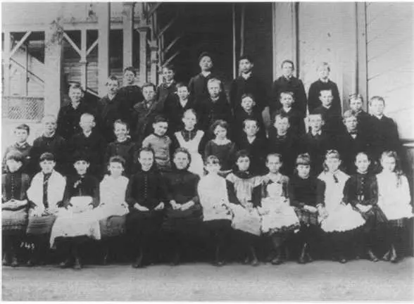 Джонни будущий Джек Лондон в девять лет 1885 г Джонни с одноклассниками и - фото 5