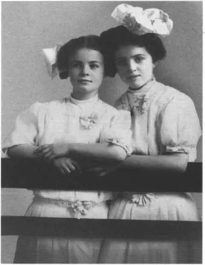 Повзрослевшие дочери в период отчуждения от отца 1913 г Писатель за рабочим - фото 24