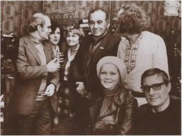 Режиссер Данелия слева ассистент по актерам Елена Судакова вторая слева - фото 53