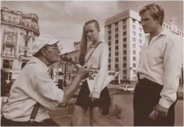 С артистами Дарьей Мороз и Алексеем Кравченко Фортуна Около 1999 г На - фото 71