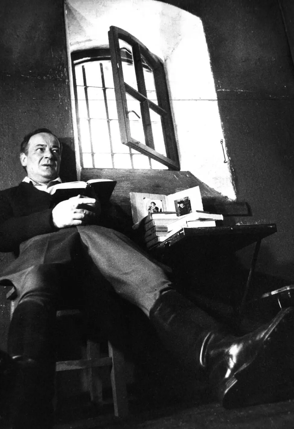 Джеймс Янг анализируя другой пример документального театра а именно - фото 71