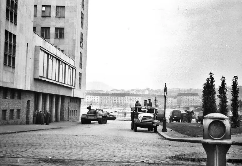Здание госбезопасности в Будапеште 1956 Новый удар был нанесен с неожиданной - фото 61