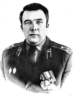 С А Голов Родился в семье командира пограничных войск НКВД Окончил - фото 157