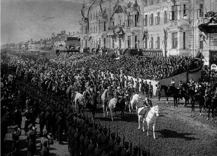 Рис 17 Торжественный въезд Николая II в Москву 9 мая 1896 г Рис 18 Плакат - фото 70