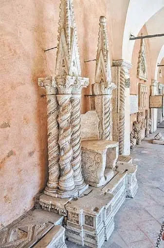 Трон в прахе Рим Клуатр базилики Сан Джованни ин Латерано Мрамор - фото 2