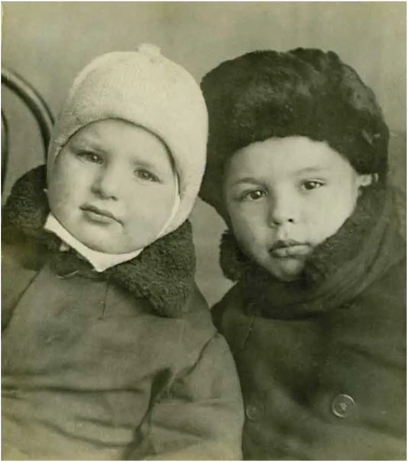 1941 С БРАТОМ 1940 НАША КОМПАНИЯ ИЗ ПАРКА 1942 С МАМОЙ ОТЦОМ И Б - фото 12
