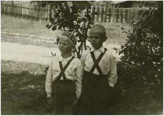 1941 С БРАТОМ 1940 НАША КОМПАНИЯ ИЗ ПАРКА 1942 С МАМОЙ ОТЦОМ И БРАТОМ - фото 13