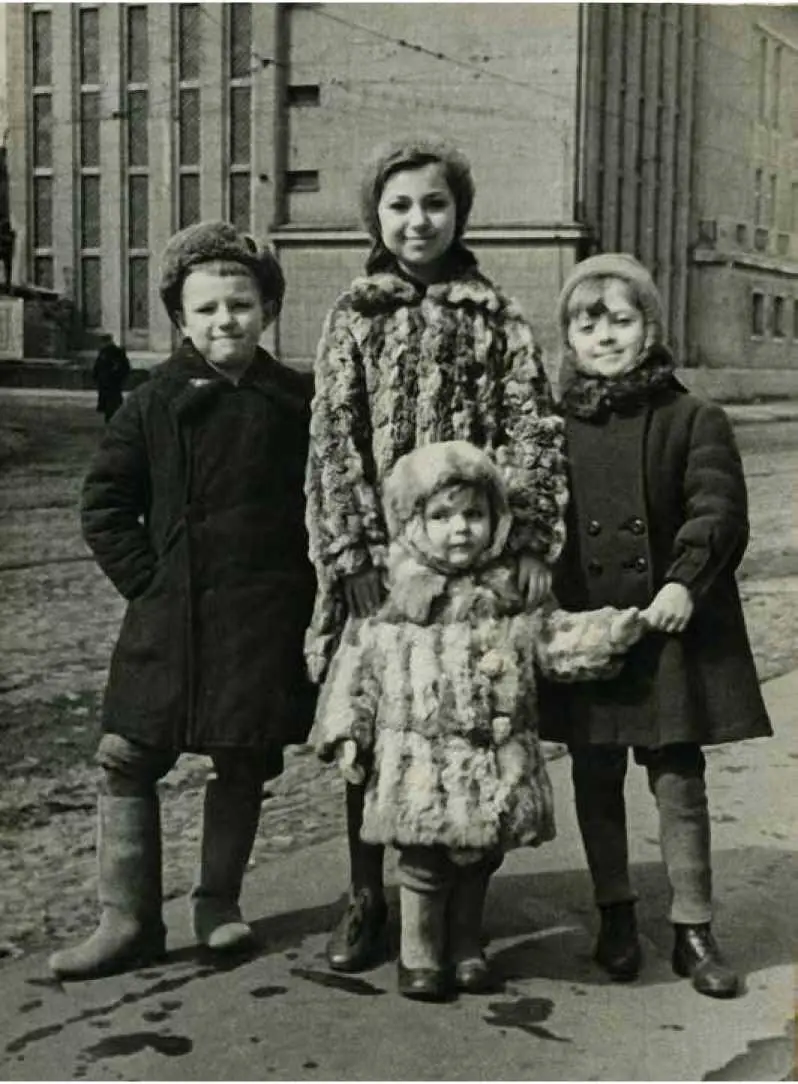 1940 НАША КОМПАНИЯ ИЗ ПАРКА 1942 С МАМОЙ ОТЦОМ И БРАТОМ КОСТЕЙ - фото 14