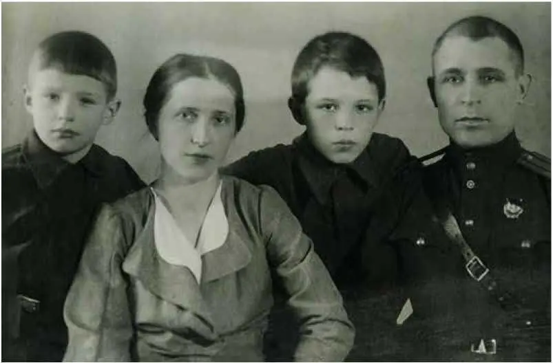 1942 С МАМОЙ ОТЦОМ И БРАТОМ КОСТЕЙ 1942 ОТКРЫТКА ОТ ДВОЮРОДНОГО Б - фото 15