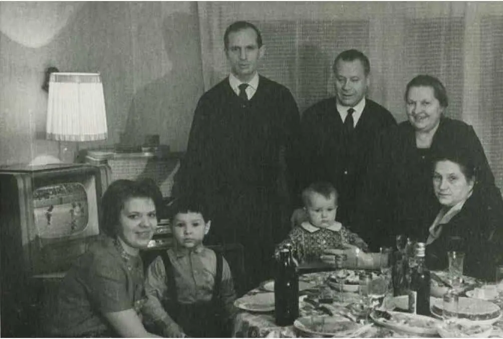 1964 ГАЛЯ ПЛЕМЯНННИК ИЛЮША ДОЧЬ МАША РОДИТЕЛИ ГАЛИ МАМА 1975 ОТЕЦ БРАТ - фото 48