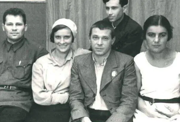 Парашютистки рекордсменки Галина Плисецкая и Анна Шишмарёвав в ЦК ВЛКСМ - фото 5