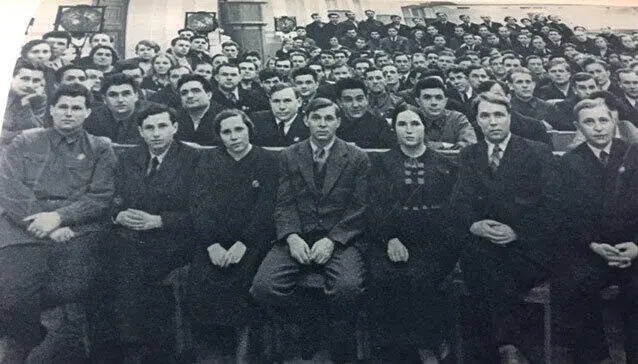 В центре Косарев и Пикина Глава семнадцатая Испытание правдой Очень так - фото 12