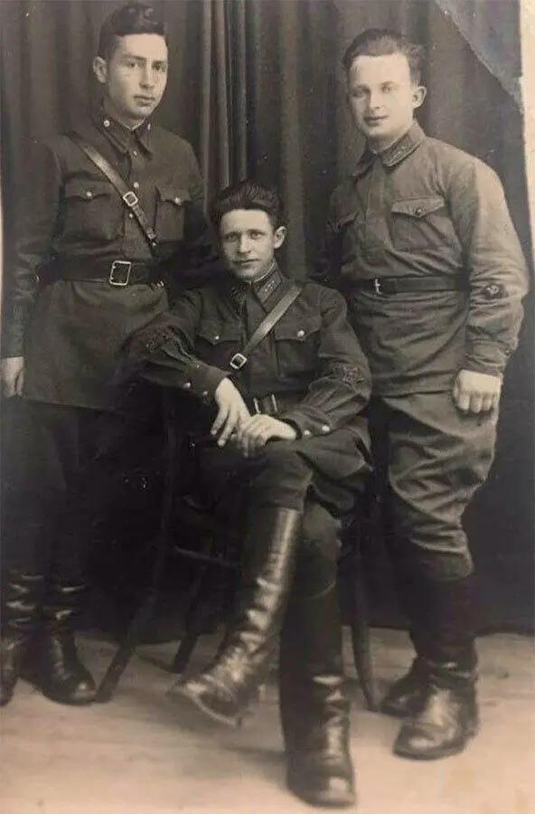 Залман Давыдович Мерзон крайний справа 02 июня 1941 год Брест мой папа - фото 14
