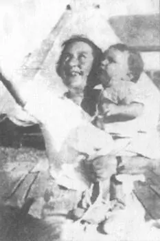Стефа Вильчинская с малышом в кибуце ЭйнХарод 1931 год Януш Корчак в кибуце - фото 10