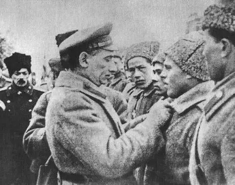 Колчак на фронте вручает награды От Колчака все ждали решительных действий и - фото 133