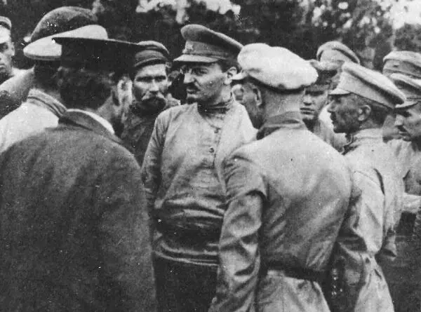 1 Троцкий на колчаковском фронтеЛето 1919 г Он как обычно ведет живую - фото 137