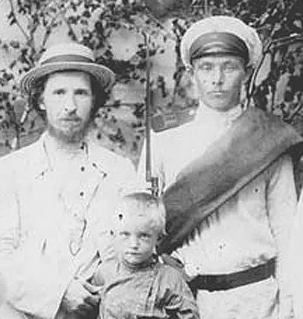 Павел Васильевич Оленин под конвоем Якутск 1906 год На иркутском допросе эсер - фото 216