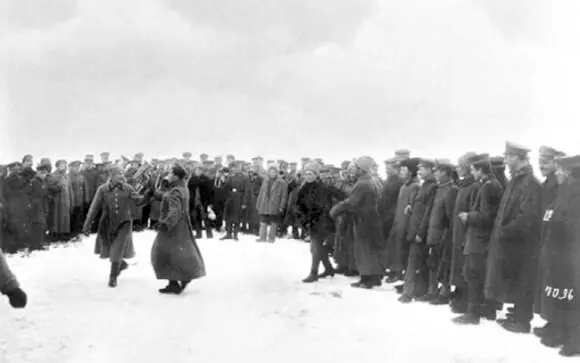Сцена братания с противником в 5й Армии Зима 19171918 г Начавшееся после - фото 3