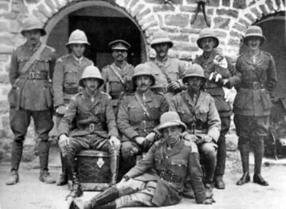Офицеры 28 полка легкой индийской кавалерии в Мешхеде Фото июнь 1918 г В - фото 32