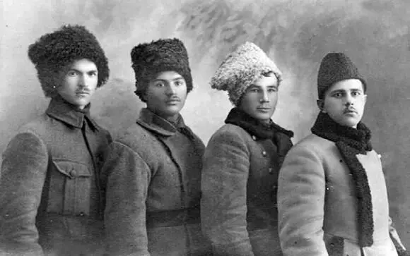 К П Ревякин крайний справа С П Тимошков второй справа фото из архива - фото 39
