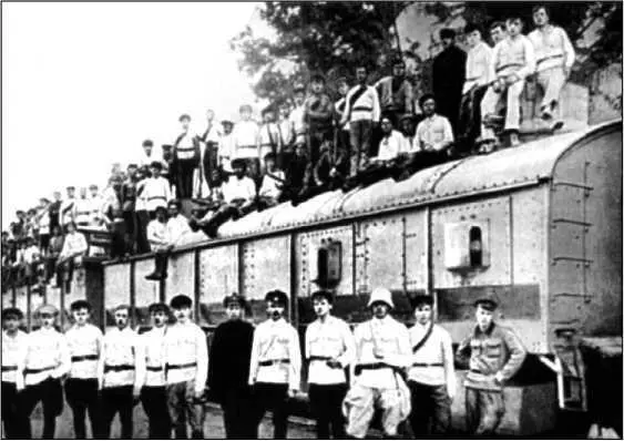 Бронепоезд 28 на Туркестанском фронте в 1920 г Первый ряд четвертый справа - фото 82
