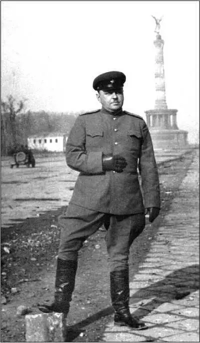 Полковник Ревякин в Берлине Фото 03051945 г В 1928 году в Ташкенте выходит - фото 91