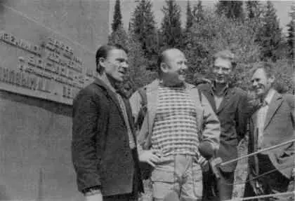 На месте приземления космонавтов Слева направо И И Федосеев А А Леонов - фото 29