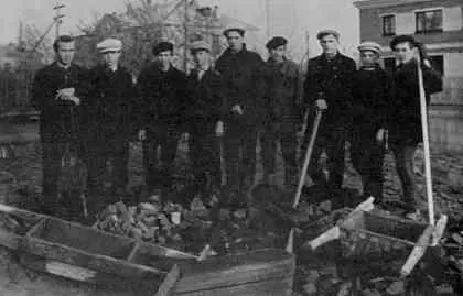 Старшеклассники на закладке памятника Валентину Елькину Слева направо Алик - фото 31