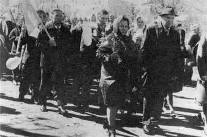 Первомайская демонстрация На первом плане Н А Савина и Ф П Ушаков 1976 - фото 33