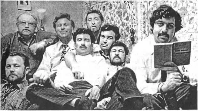 В июне 1972 г мне стукнуло 40 лет Пировали с друзьями в Лиховом переулке - фото 16