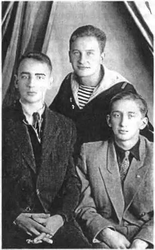 Петя Мокиевский Эрик Озолин и я В 1955м мы были неразлучными друзьями - фото 10