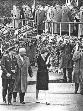 Москва 22 июня 1963 года Торжественная встреча Валерия Быковского и Валентины - фото 39