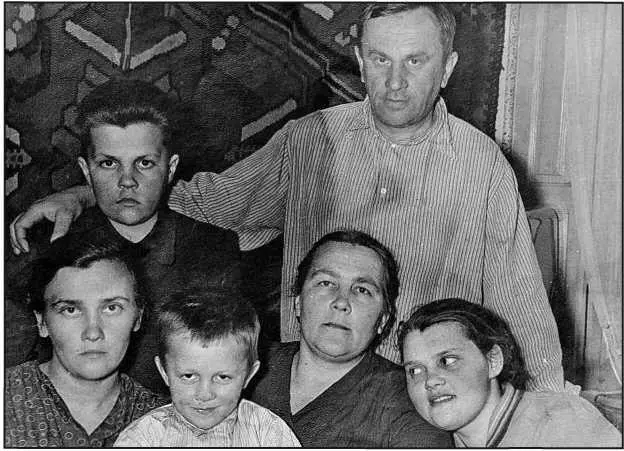 Всеволод Дмитриевич Володин с семьей в УстьОмчуге Вероятно фото 1955 г У - фото 53