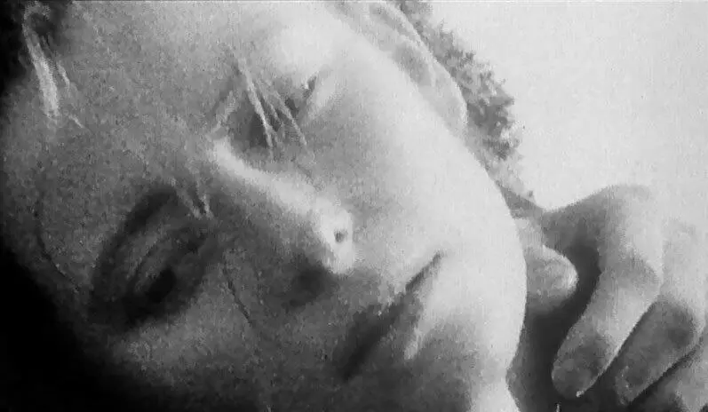 Тильда Суинтон и рука Спенсера Ли в фильме Прощание с Англией 1987 Тильда - фото 21