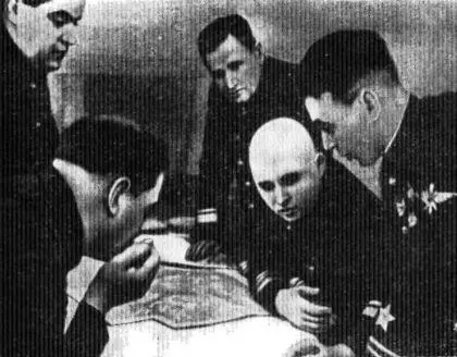 Военный совет СОР Слева направо Н М Кулаков И Е Петров П А Моргунов - фото 4