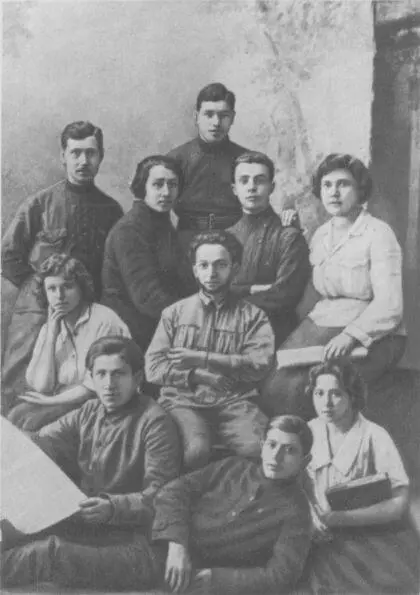 В Хоружая крайняя слева среди активистов Минского клуба молодежи 1923 год - фото 4