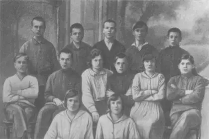 В Хоружая третья слева во втором ряду среди воспитанников Минского Дома - фото 5