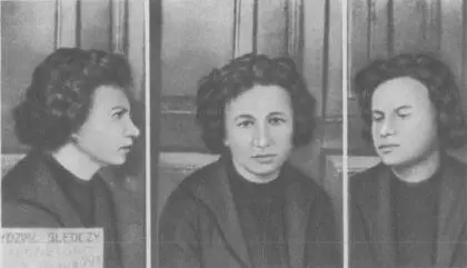 В Хоружая в белостокской тюрьме 1932 год Слева направо Романа Вольф Вера - фото 7