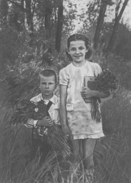 Дети В 3 Хоружей Аня и Сергей 1948 год Все напряженно готовились к - фото 12