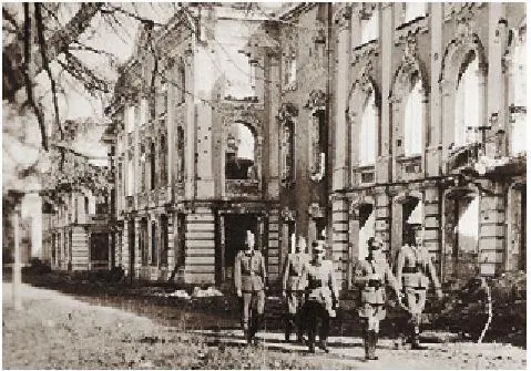 Гитлеровцы у Большого дворца 1942 г ФГУК Государственный музейзаповедник - фото 9